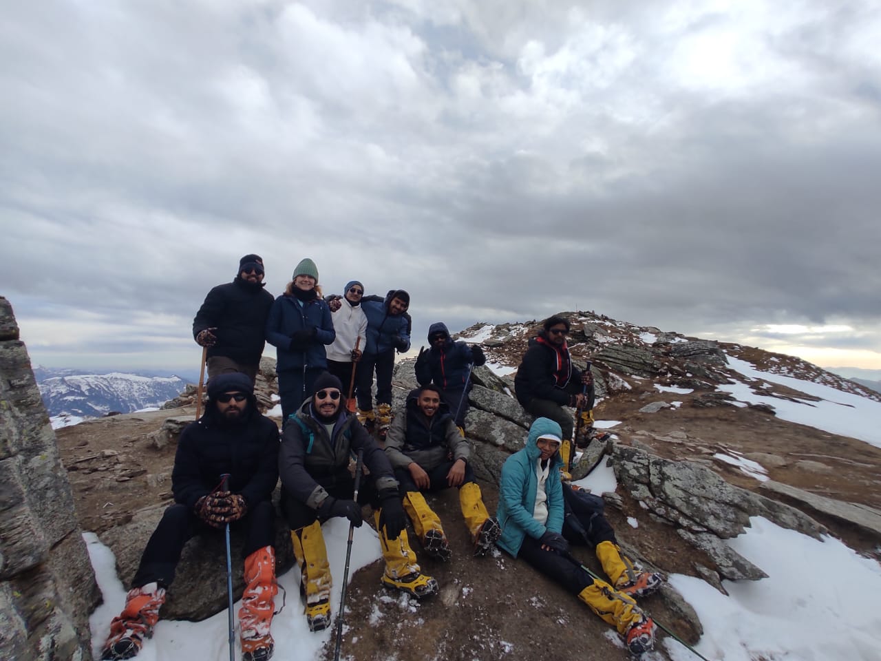 Heavy Snowfall in Sankri and Kedarkantha Region; Himalaya Shelter Group Returns Safely